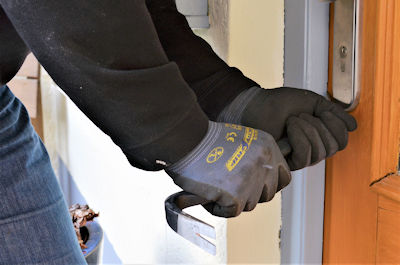 Rund 80 % ... der Einbrecher dringen durch Fenster oder Terrassen- und Balkontüren in Wohnungen ein.